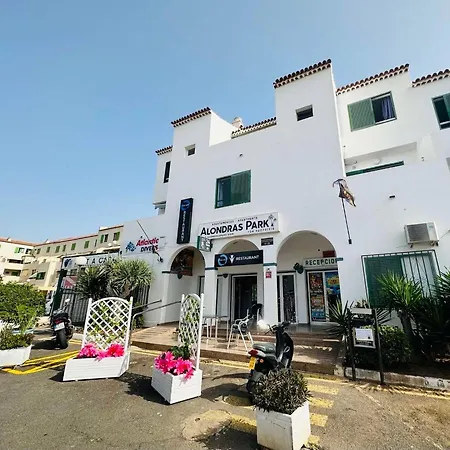 Alondras Park Mialsoma アパート *