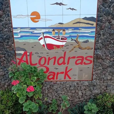 Alondras Park Mialsoma アパート *